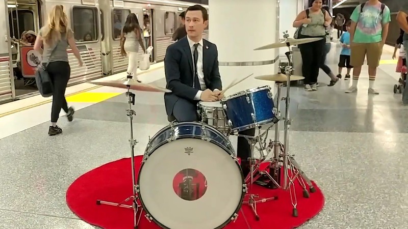 Joseph Gordon-Levitt tocando bateria em estação de metrô de Los Angeles, nos Estados Unidos - Reprodução/Vídeo