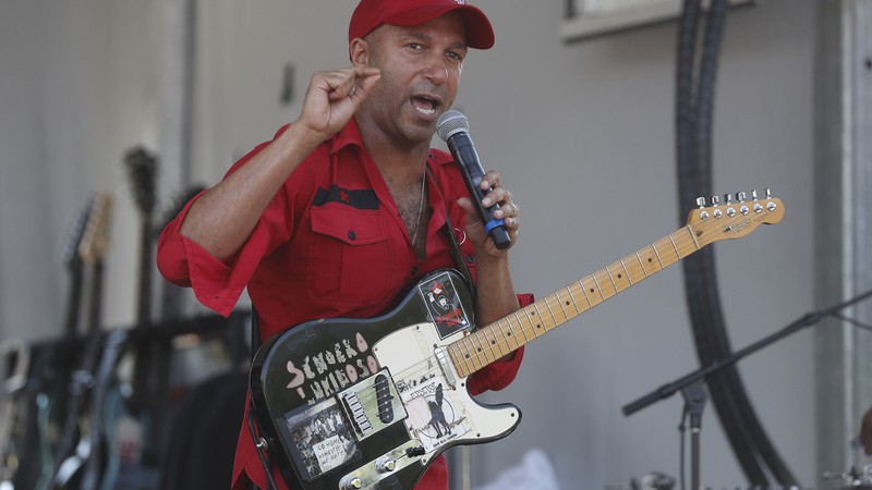 Tom Morello, guitarrista de Rage Against the Machine e Audioslave, durante show do projeto Prophets of Rage, com integrantes de Public Enemy e Cypress Hill - John Minchillo/AP