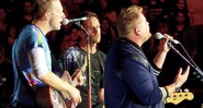 Chris Martin, do Coldplay, e James Corden, durante performance durante show da banda no Rose Bowl, em Los Angeles - Reprodução/Vídeo