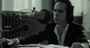 Nick Cave em trecho do clipe de “Jesus Alone”, extraído do filme  <i>One More Time With Feeling</i>, que acompanha o disco <i>Skeleton Tree</i> (2016) - Reprodução/Vídeo