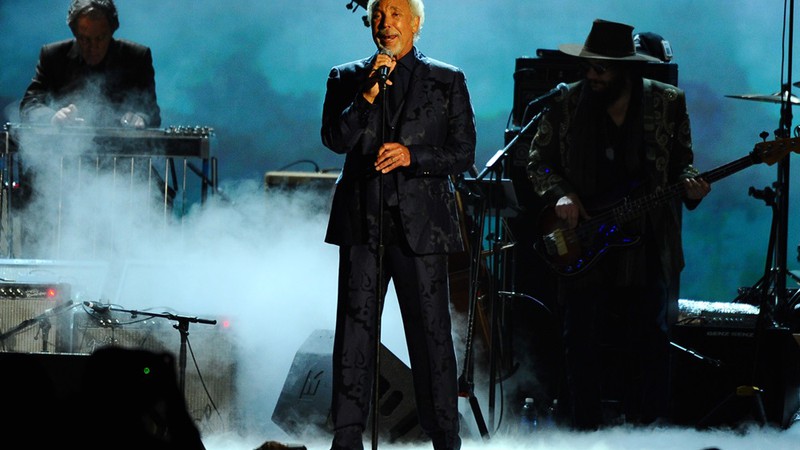 Tom Jones tocando no Los Angeles Convention Center, em 2015
 - AP