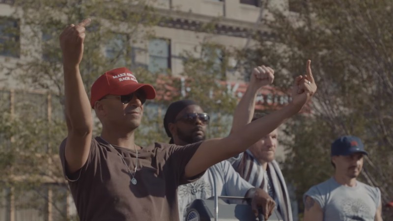 Tom Morello (Rage Against the Machine, Audioslave) à frente do Prophets of Rage em cena do clipe de "Prophets of Rage" - Reprodução/Vídeo