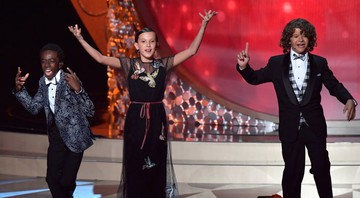 Millie Bobby Brown (Eleven), Caleb McLaughlin (Lucas) e Gaten Matarazzo (Dustin) apresentando-se no pré-show do Emmy 2016 - Lester Cohen/Getty