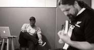 Andreas Kisser e Derrick Green (ao fundo) trabalhando nas canções do novo disco - Bruno Teixeira/Divulgação