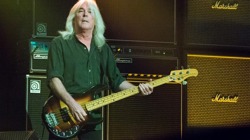 O ex-baixista do AC/DC, Cliff Williams durante show em 2016 - Amy Harris/AP