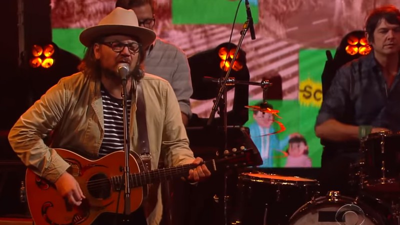 Wilco durante performance no programa norte-americano <i>The Late Show</i>, do apresentador Stephen Colbert - Reprodução/Vídeo