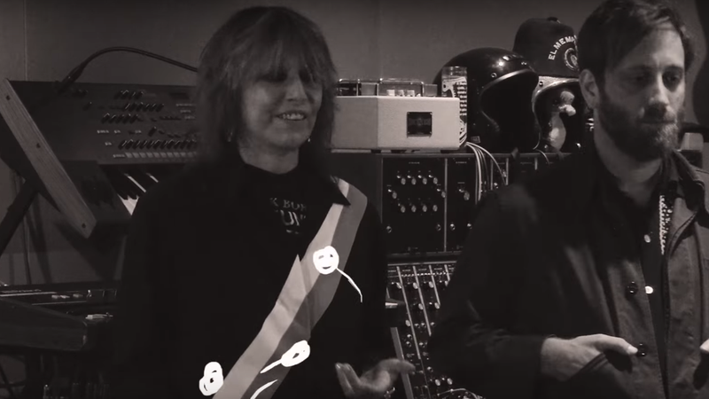 Chrissie Hynde e Dan Auerbach no clipe de "Holy Commotion", novo single do The Pretenders - Reprodução