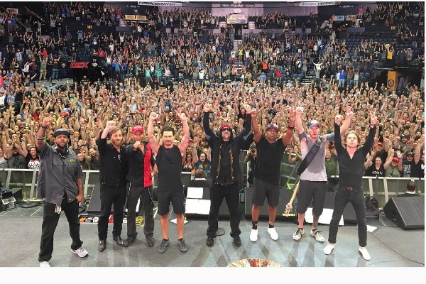 Prophets of Rage com Matt Shultz, do Cage the Elephant, e Dan Auerbach, do Black Keys, durante show em Nashville, nos Estados Unidos - Reprodução/Instagram