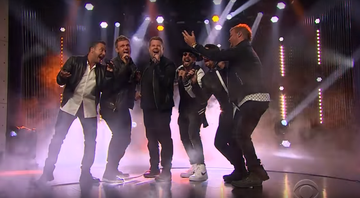 James Corden, apresentador do <i>Late Late Show</i> e Backstreet Boys apresentam "Everybody (Backstreet's Back)", sucesso do grupo - Reprodução