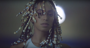 Solange no clipe de "Don't Touch My Hair", faixa de seu novo disco <i>A Seat at the Table</i> - Reprodução/Vídeo