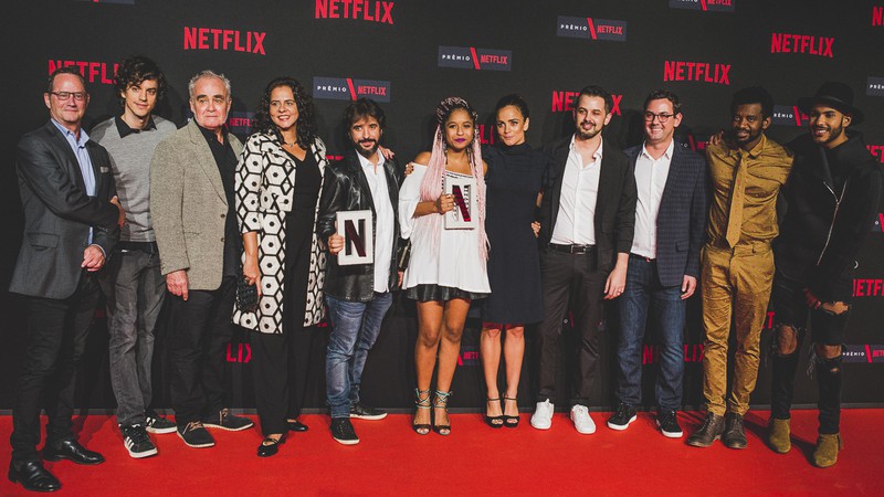 Evento de premiação do Prêmio Netflix 2016. Da esquerda para a direita: Jonathan Friedland, Fernando Andrade, Cesar Charlone, Adriana Dutra, Iberê Carvalho, Dandara de Morais, Alice Braga, Thiago Lopes, Vinícius Lossaco, Fabrício Boliveira e Hugo Gloss - Divulgação