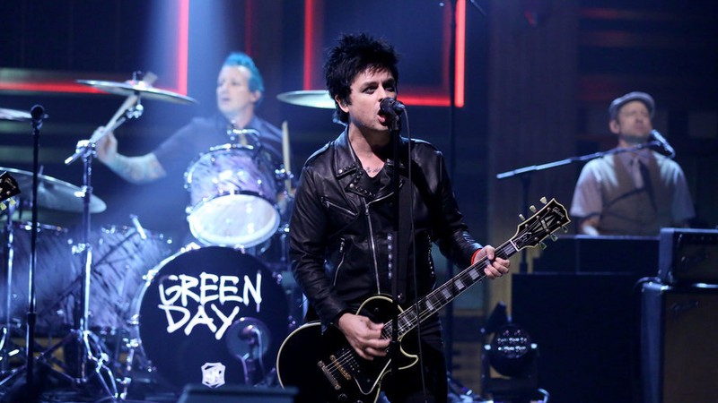 Billie Joe Armstrong comandando o Green Day em performance no programa de Jimmy Fallon - Reprodução/Vídeo