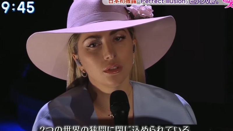 Lady Gaga em programa de TV do Japão apresentando versão de  “Perfect Illusion” ao piano - Reprodução/Vídeo