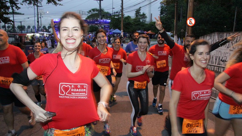 Patrícia, à esquerda, durante o trajeto de 5k da corrida de rua Rolling Stone Music & Run - Guilherme Bessa