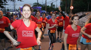 Patrícia, à esquerda, durante o trajeto de 5k da corrida de rua Rolling Stone Music & Run - Guilherme Bessa