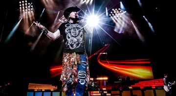 Guns N' Roses em apresentação nesta terça-feira, 8, no Estádio Beira-Rio, em Porto Alegre. - Katarina Benzova/Divulgação