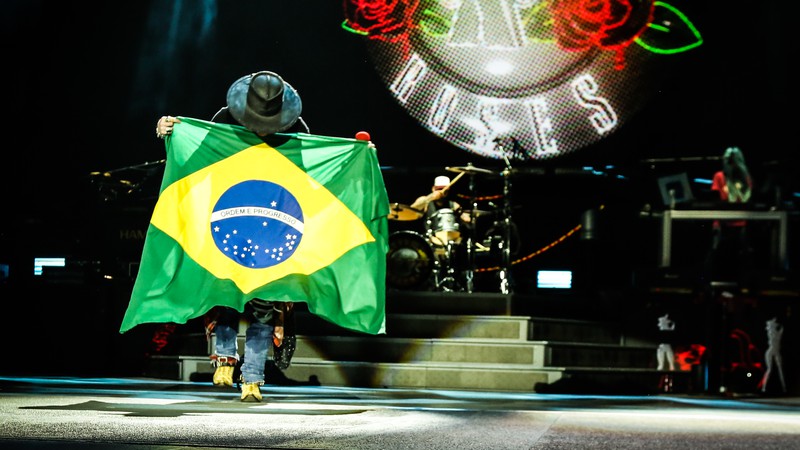 Guns N' Roses em apresentação nesta terça-feira, 8, no Estádio Beira-Rio, em Porto Alegre. - Katarina Benzova/Divulgação