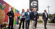 Tim Kaine, Gabby Giffords e Mark Kelly visitam um memorial no local da Pulse.
 - AP