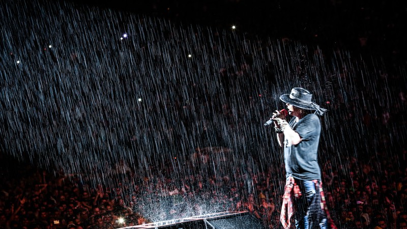 Axl Rose cantando sob a chuva na capital paulista - Katarina Benzova 