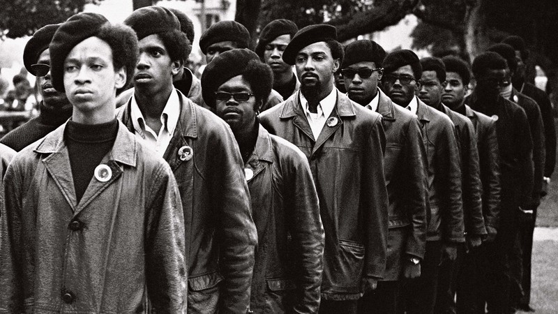 Um grupo de Panteras Negras marcha pela região de Oakland em 1969. Tratava-se de um protesto contra a
prisão do líder Huey P. Newton - Stephen Shames