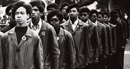 Um grupo de Panteras Negras marcha pela região de Oakland em 1969. Tratava-se de um protesto contra a
prisão do líder Huey P. Newton - Stephen Shames