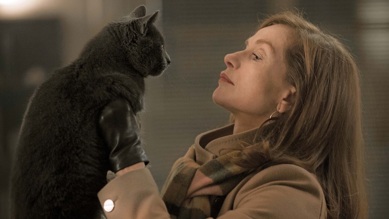 Isabelle Huppert e amigo em Elle. - Divulgação