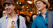 João Suplicy e Zeca Baleiro no clipe da canção "Um Abraço e Um Olhar" - Reprodução