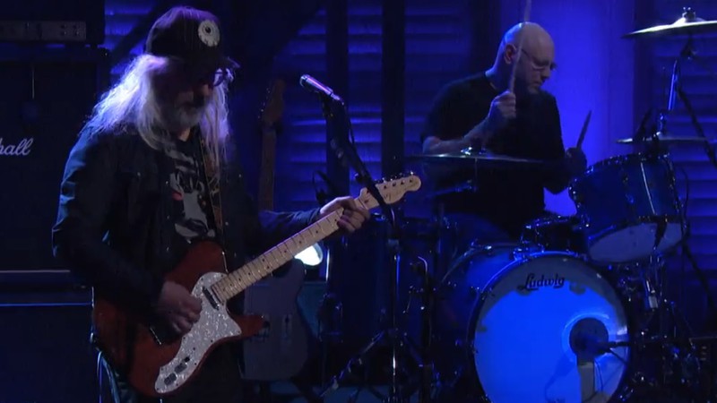 Dinosaur Jr. tocando "Goin Down" no programa do apresentador Conan O'Brien - Reprodução