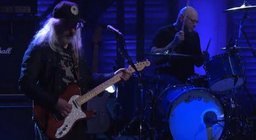 Dinosaur Jr. tocando "Goin Down" no programa do apresentador Conan O'Brien - Reprodução