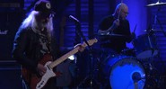 Dinosaur Jr. tocando "Goin Down" no programa do apresentador Conan O'Brien - Reprodução