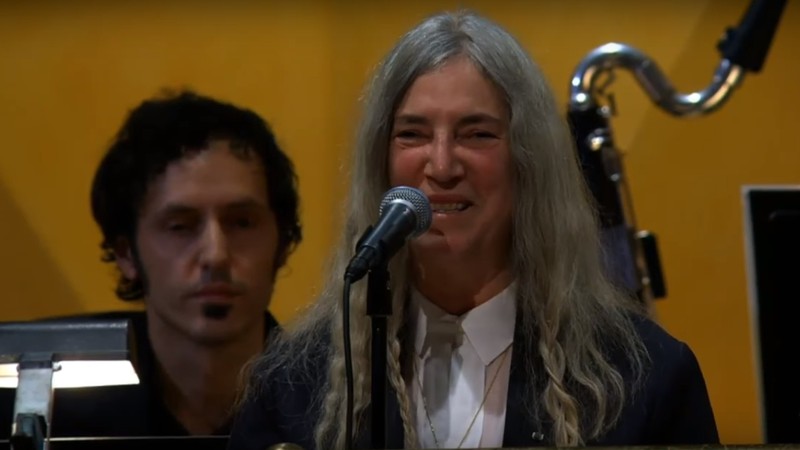 Patti Smith se apresentando na cerimônia do prêmio Nobel - Reprodução