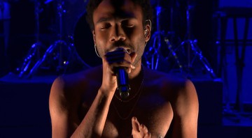 Childish Gambino executando "Redbone" ao vivo no programa de Jimmy Fallon - Reprodução