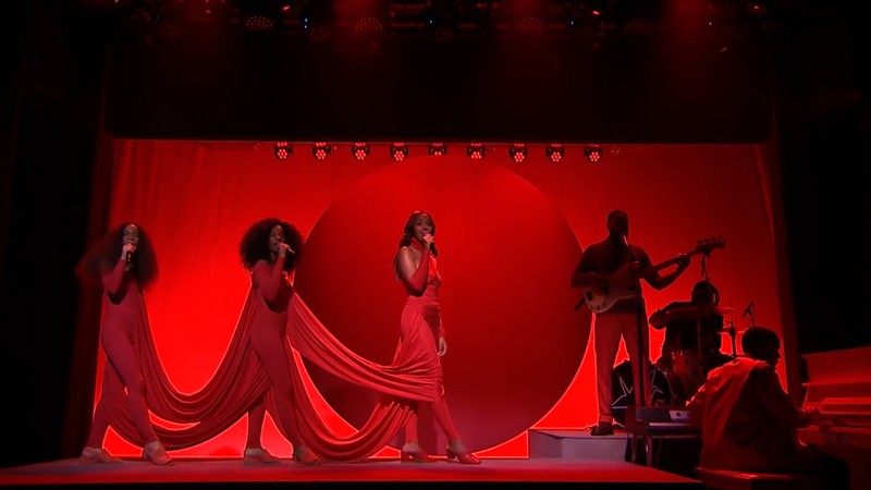 Solange durante performance no <ii>The Tonight Show With Jimmy Fallon</i> - Reprodução/Vídeo