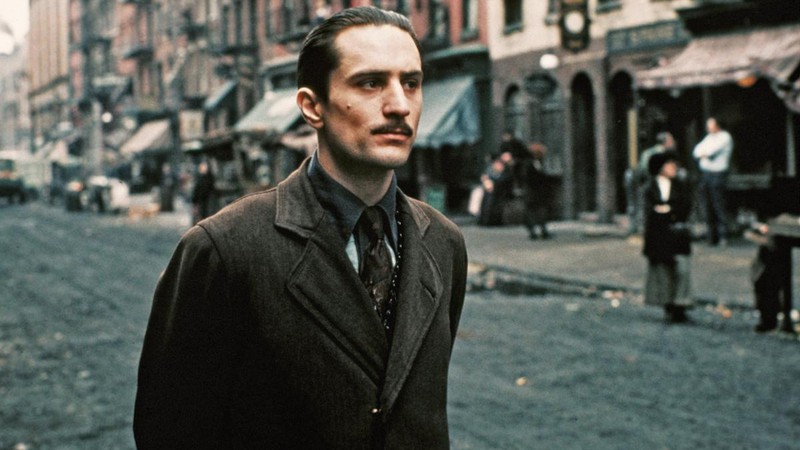 Robert De Niro como Don Corleone no <i>Poderoso Chefão 2</i> - Reprodução