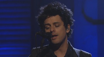 Billie Joe apresentando-se no programa <i>Conan</i> - Reprodução