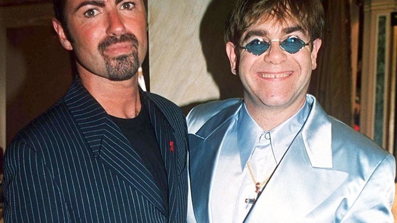 Os músicos George Michael e Elton John juntos em festa da Versace, em 1995, em Londres, na Inglaterra - Rex Features/AP