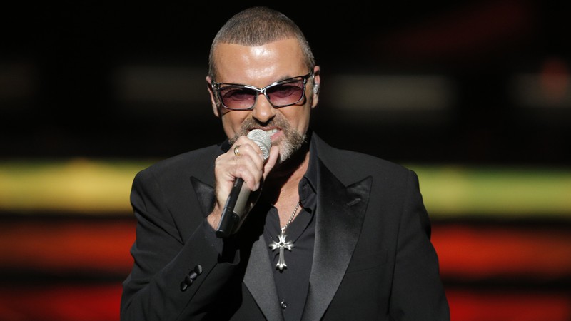 George Michael em show para arrecadar fundos para a instituição de caridade e de luta contra a aids Sidaction, durante a turnê <i>Symphonica</i> na casa de ópera Palais Garnier, em Paris, na França, no dia 9 de setembro de 2012. - AP