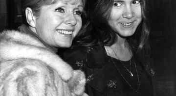 Carrie Fisher, aos 15 anos, com a mãe Debbie Reynolds, a caminho do aeroporto Heathrow em Londres, Inglaterra, no dia 12 de fevereiro de 1972. - AP