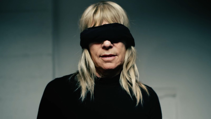 Kim Gordon em cena de vídeo de entrevista - Reprodução/Vídeo