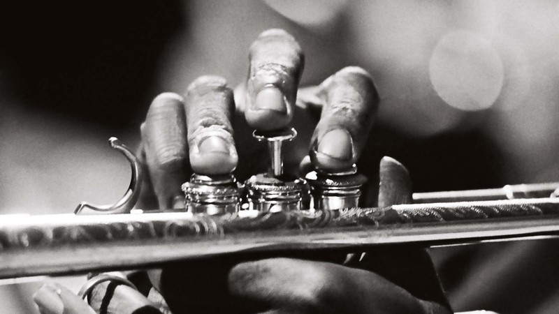 As mãos de Miles Davis trabalhando. Jim Marshall fotografou o trompetista diversas vezes. Este registro foi feito
em 1963, durante apresentação no Monterey Jazz Festival

 - Jim Marshall Photography LLC/Reel Art Press