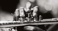 As mãos de Miles Davis trabalhando. Jim Marshall fotografou o trompetista diversas vezes. Este registro foi feito
em 1963, durante apresentação no Monterey Jazz Festival

 - Jim Marshall Photography LLC/Reel Art Press