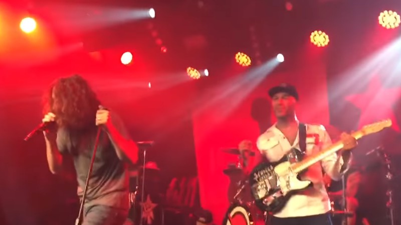 Chris Cornell e Tom Morello durante reunião do Audioslave, em show do Prophets of Rage - Reprodução/Vídeo