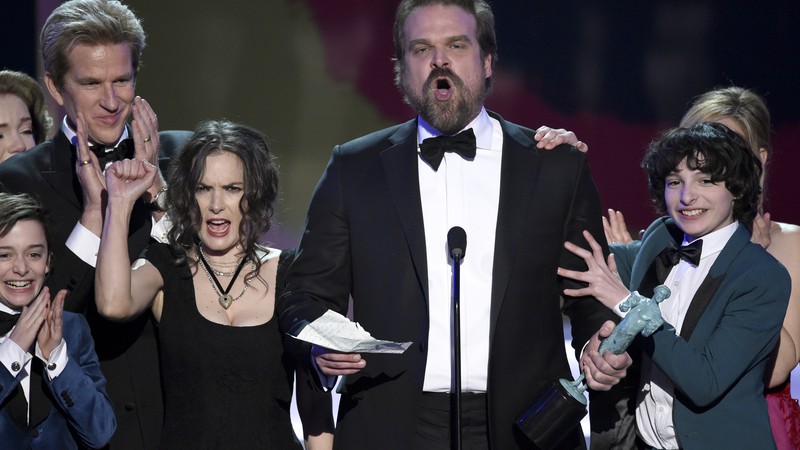 O elenco de <i>Stranger Things</i> durante o discurso de aceitação no SAG Awards de 2017  - Chris Pizzello/AP