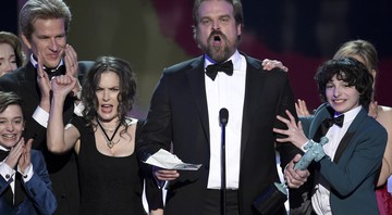 O elenco de <i>Stranger Things</i> durante o discurso de aceitação no SAG Awards de 2017  - Chris Pizzello/AP