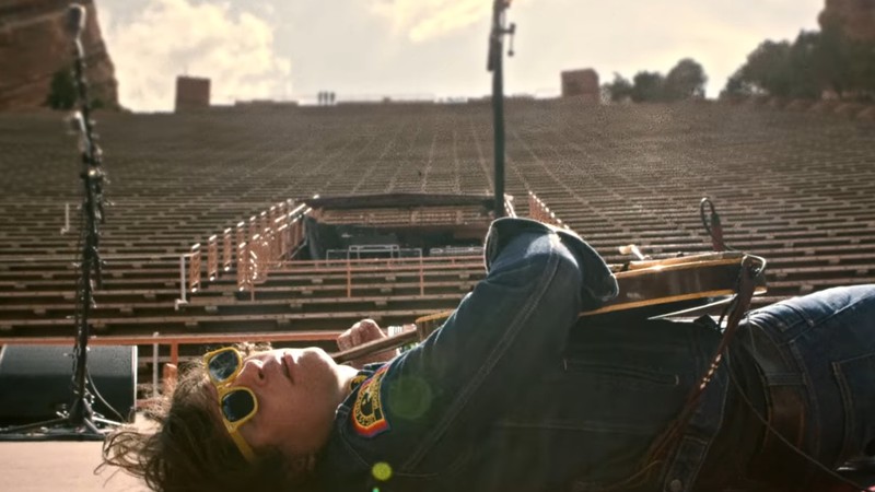 Ryan Adams em cena do clipe de “Do You Still Love Me?” - Reprodução/Vídeo