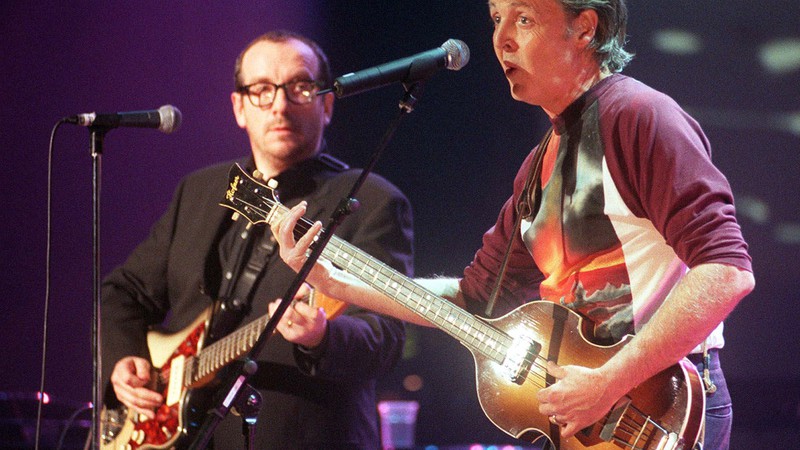 Elvis Costello e Paul McCartney durante o show <i>Here There and Everywhere A Concert for Linda</i>, que aconteceu em 1999, no Royal Albert Hall, em Londres - Sean Dempsey/AP