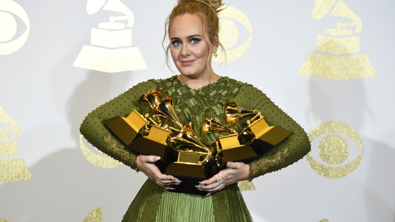 Adele exibindo os gramofones de ouro ganhados no Grammy 2017 - AP