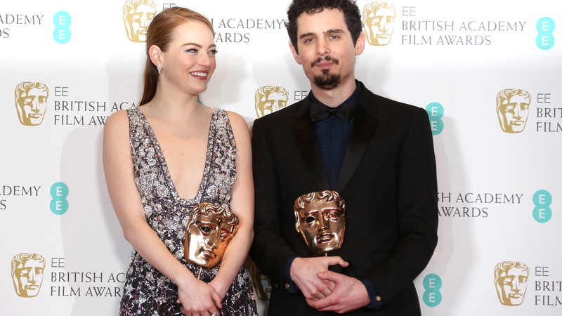 Emma Stone faturou o prêmio BAFTA de Melhor Atriz e Damien Chazelle o de Melhor Diretor, ambos por <i>La La Land – Cantando Estações</i>. - Joel Ryan/Invision/AP