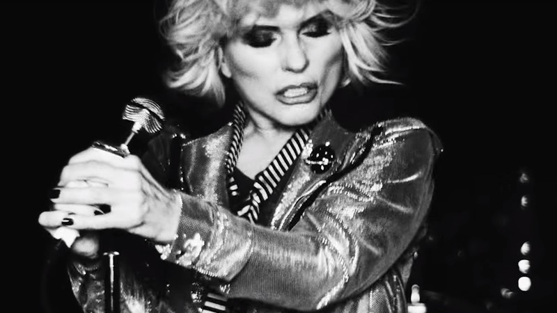 Debbie Harry no clipe de "Fun", do Blondie - Reprodução