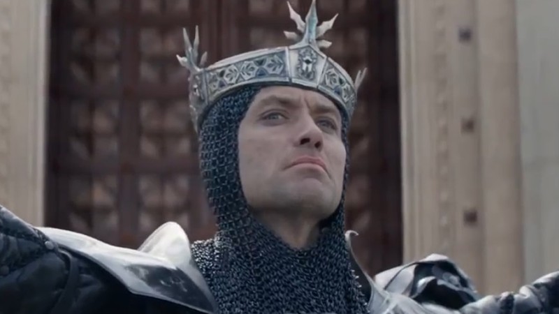 Jude Law em cena do filme <i>Rei Arthur: A Lenda da Espada</i> - Reprodução/Warner Bros